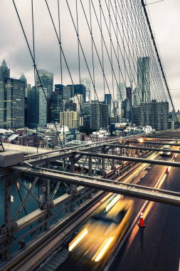 Brooklyn Köprüsü nden geçerken taksi