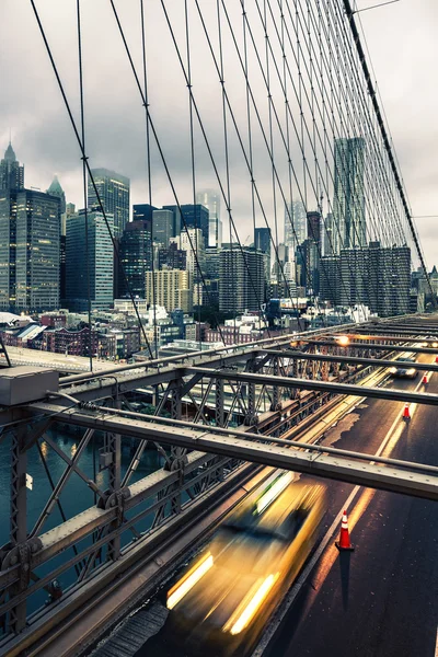 Taxi cab passerar Brooklyn Bridge — Stockfoto