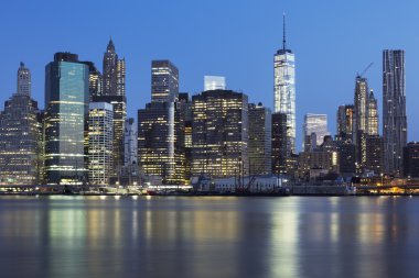 New York'un Manhattan midtown alacakaranlıkta görünümünü 