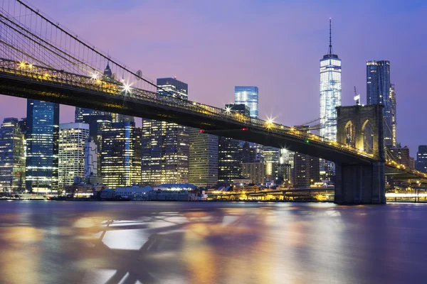 Brooklyn Bridge in der Abenddämmerung — Stockfoto
