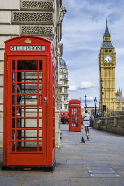 Big Ben ile kırmızı telefon kulübesi