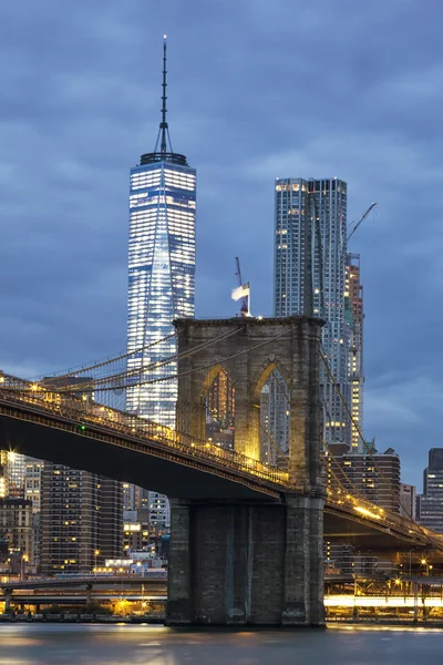 Brooklyn Bridge in der Abenddämmerung — Stockfoto