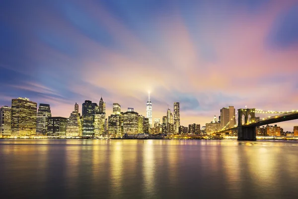 New York'un Manhattan midtown alacakaranlıkta görünümünü — Stok fotoğraf