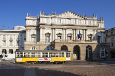 Teatro alla Scala önünde tramvay