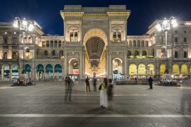 Galleria Vittorio Emanuele II'nin içinde Milan gece