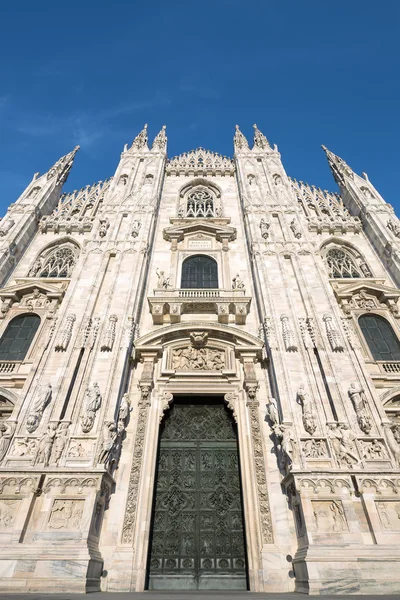 Puerta de la catedral de Milán — Foto de Stock