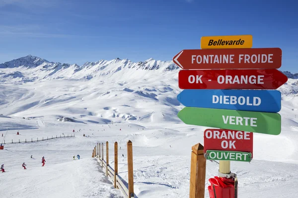 Blick auf das Skifahren sind — Stockfoto