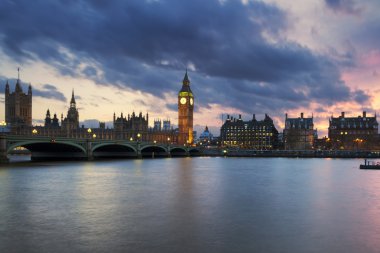 Londra'da gün batımında Big Ben saat kulesi