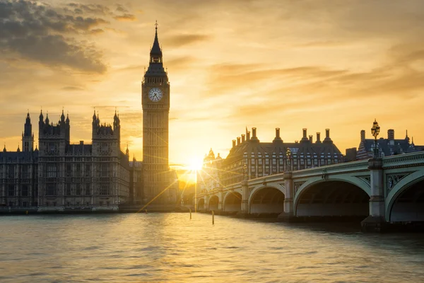Widok z wieży zegarowej Big Bena na zachodzie słońca — Zdjęcie stockowe