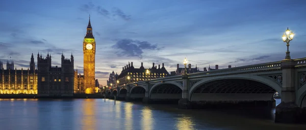 Panoramisch uitzicht op de klokkentoren Big Ben bij zonsondergang Rechtenvrije Stockafbeeldingen