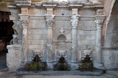 Yunanistan 'ın Girit kentindeki ünlü Rimondi çeşmesi