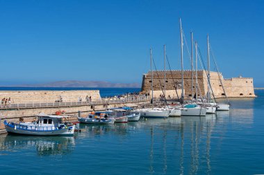 Heraklion, Girit, Yunanistan. 26 Ekim 2025. Ünlü liman ve kale..
