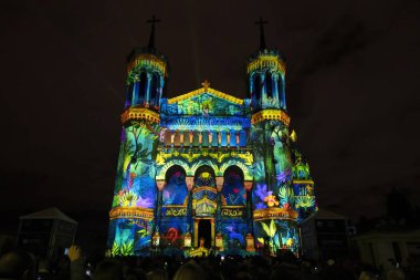 Lyon, Fransa, Avrupa, 7 Aralık 2025 Notre-Dame de Fourviere Bazilikası 'ndaki ünlü Fetes des Lumieres manzarası..
