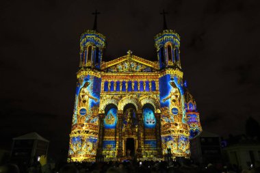 Lyon, Fransa, Avrupa, 7 Aralık 2025 Notre-Dame de Fourviere Bazilikası 'ndaki ünlü Fetes des Lumieres manzarası..