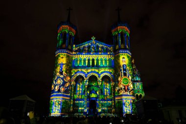 Lyon, Fransa, Avrupa, 7 Aralık 2025 Notre-Dame de Fourviere Bazilikası 'ndaki ünlü Fetes des Lumieres manzarası..