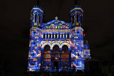 Lyon, Fransa, Avrupa, 7 Aralık 2025 Notre-Dame de Fourviere Bazilikası 'ndaki ünlü Fetes des Lumieres manzarası..