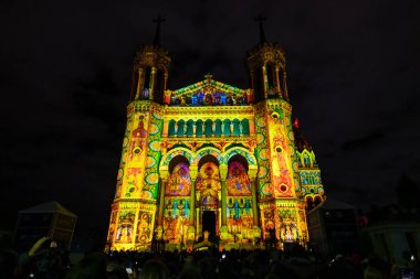 Lyon, Fransa, Avrupa, 7 Aralık 2025 Notre-Dame de Fourviere Bazilikası 'ndaki ünlü Fetes des Lumieres manzarası..