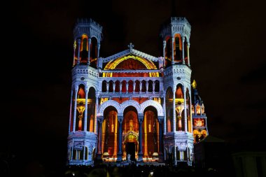 Lyon, Fransa, Avrupa, 7 Aralık 2025 Notre-Dame de Fourviere Bazilikası 'ndaki ünlü Fetes des Lumieres manzarası..