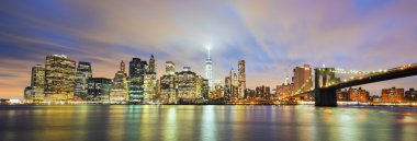 New York 'un panoramik manzarası. Manhattan şehir merkezinde, alacakaranlıkta.