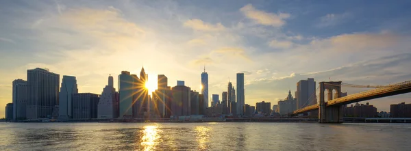 Panoramablick auf Manhattan bei Sonnenaufgang — Stockfoto