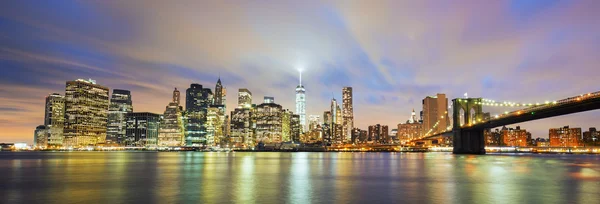 Panoramautsikt över New York City Manhattan mitt i natten — Stockfoto