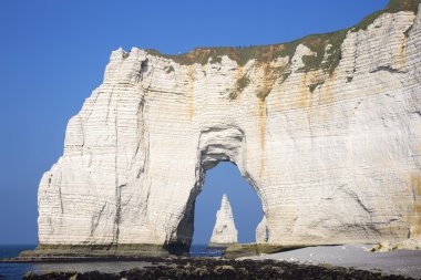 Ünlü Etretat kayalıklarla