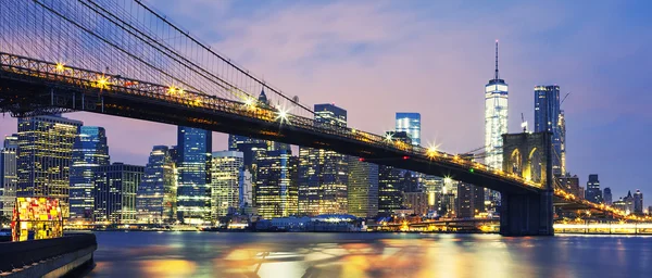 Бруклинский мост в сумерках — стоковое фото