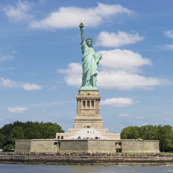 Статуя Свободы в голубом небе — стоковое фото