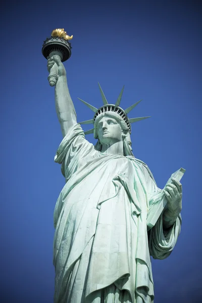 Statue de la Liberté dans le ciel bleu — Photo