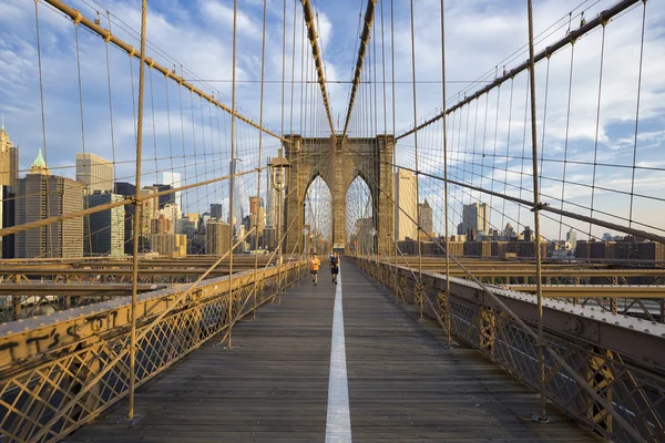 Runners on Brooklyn Bridge — Stock Photo, Image