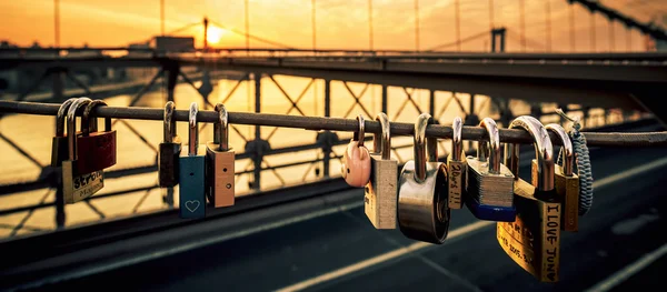 Love locks on the Brooklyn Bridge — Stock Photo, Image