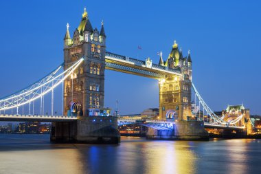 Ünlü Tower Bridge akşam
