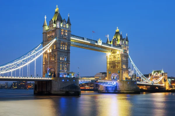 Slavný Tower Bridge v večer — Stock fotografie