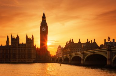Gün batımında Londra'nın ünlü Big Ben saat kulesi