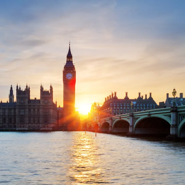 Uitzicht op de klokkentoren van de Big Ben in Londen bij zonsondergang — Stockfoto