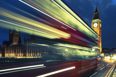 Gece Big Ben önünde köprüyü geçtikten otobüs