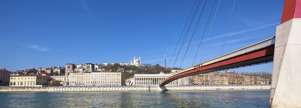 Lyon Saone nehirde kırmızı yaya köprüsü ile — Stok fotoğraf