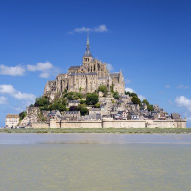 Mavi gökyüzü ile Mont-Saint-Michel