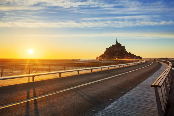 Road to Mont Saint Michel at sunset — Stock Photo, Image