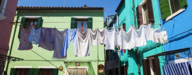 Burano arka bahçesinde kurutma giyim.