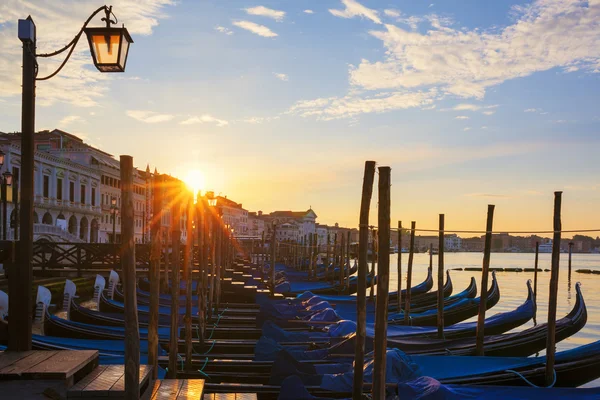 Vue célèbre de Venise avec au lever du soleil — Photo