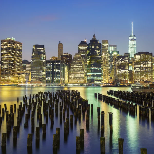 Manhattan city skyline in der Abenddämmerung — Stockfoto