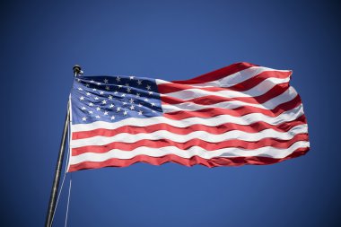 Mavi gökyüzünde Amerikan bayrağı