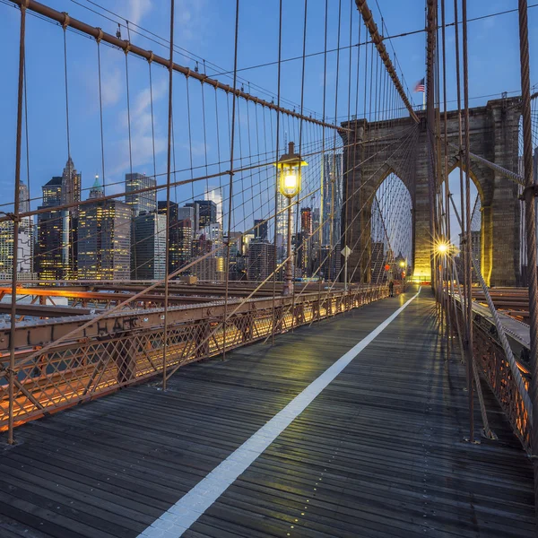 Visa på Brooklyn Bridge nattetid — Stockfoto