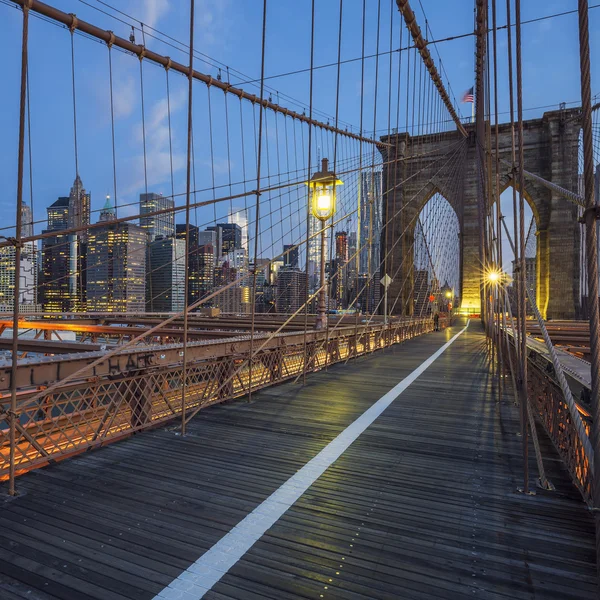 Blick auf die Brooklyn Bridge bei Nacht — Stockfoto