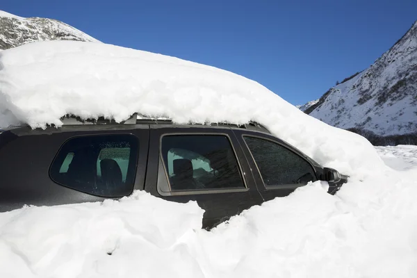 Auto unter dem Schnee — Stockfoto