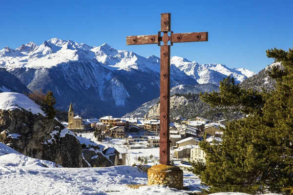 Aussois pueblo y cruz — Foto de Stock