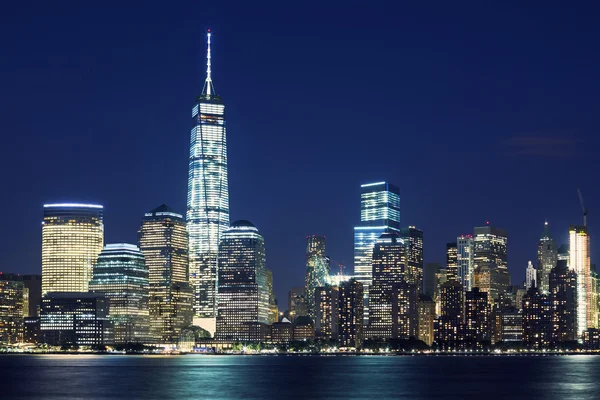 De skyline van Manhattan in de schemering — Stockfoto