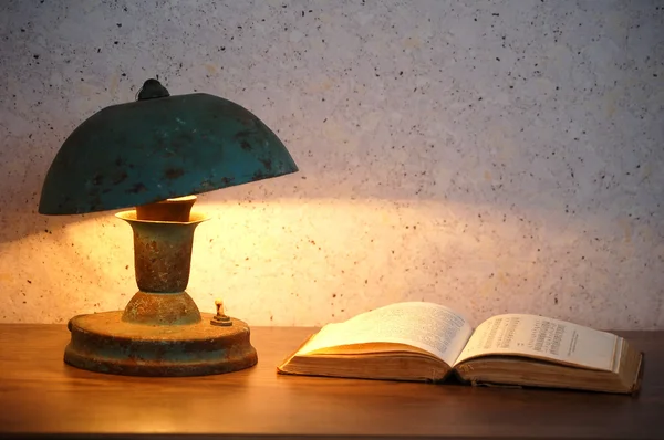 Vieille lampe et livre Photo De Stock