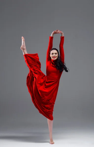 Feliz bailarino sorrindo em vestido vermelho — Fotografia de Stock